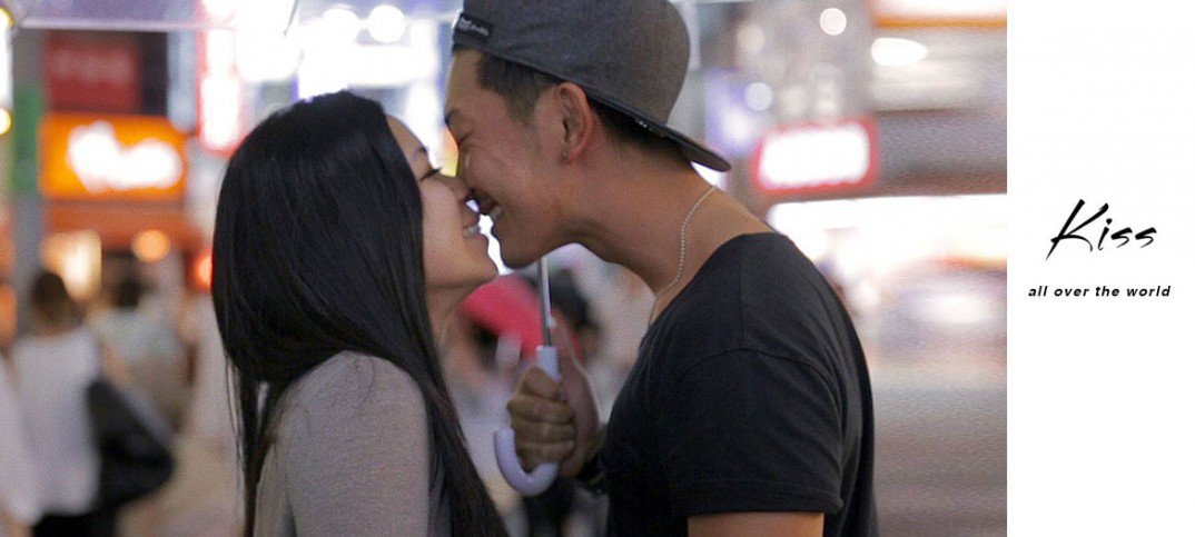 adaymag-hopelessly-romantic-kiss-11-01-1074x483