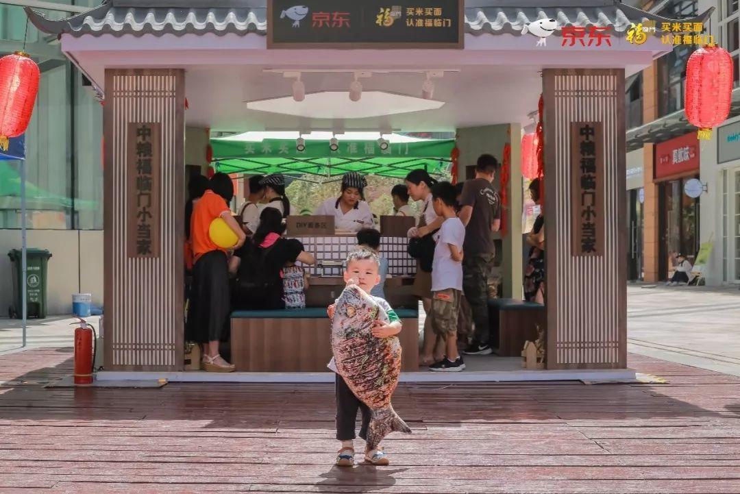 福臨門米面聯合京東品牌V計劃:萌娃廚房上演走心營銷 福臨門米面聯合京東品牌V計劃:萌娃廚房上演走心營銷