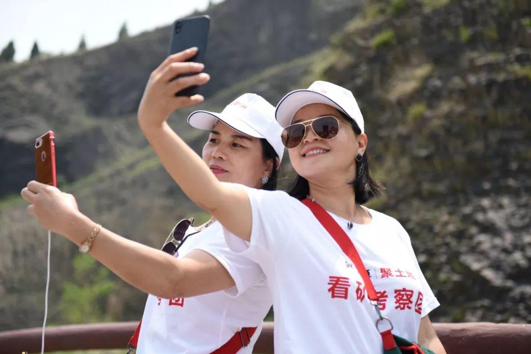 組團看礦,這一屆中國大媽的經濟哲學有點“野” 組團看礦,這一屆中國大媽的經濟哲學有點“野”