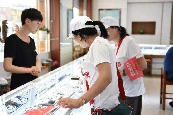 組團看礦,這一屆中國大媽的經濟哲學有點“野” 組團看礦,這一屆中國大媽的經濟哲學有點“野”