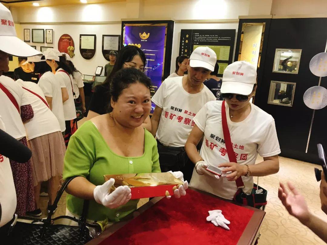 組團看礦,這一屆中國大媽的經濟哲學有點“野” 組團看礦,這一屆中國大媽的經濟哲學有點“野”