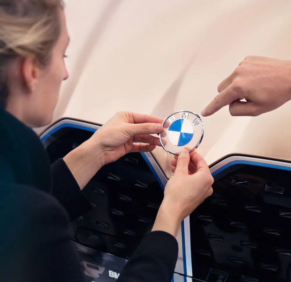 寶馬換LOGO了！