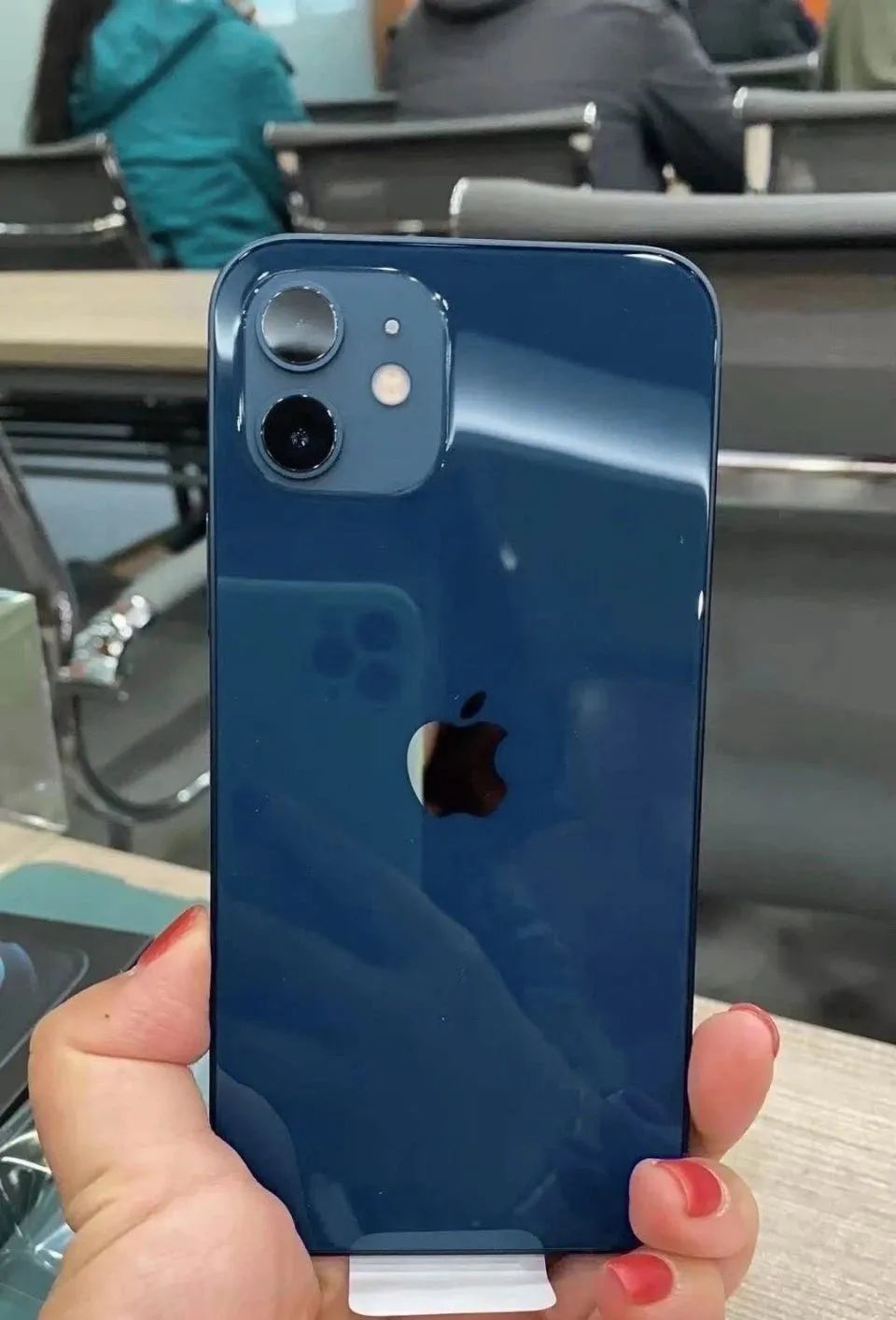 iPhone12藍(lán)色，翻車了？